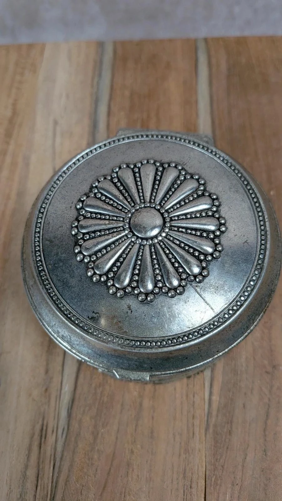 Oude ronde zilveren metalen doos - Rode fluwelen binnenkant – photo 3